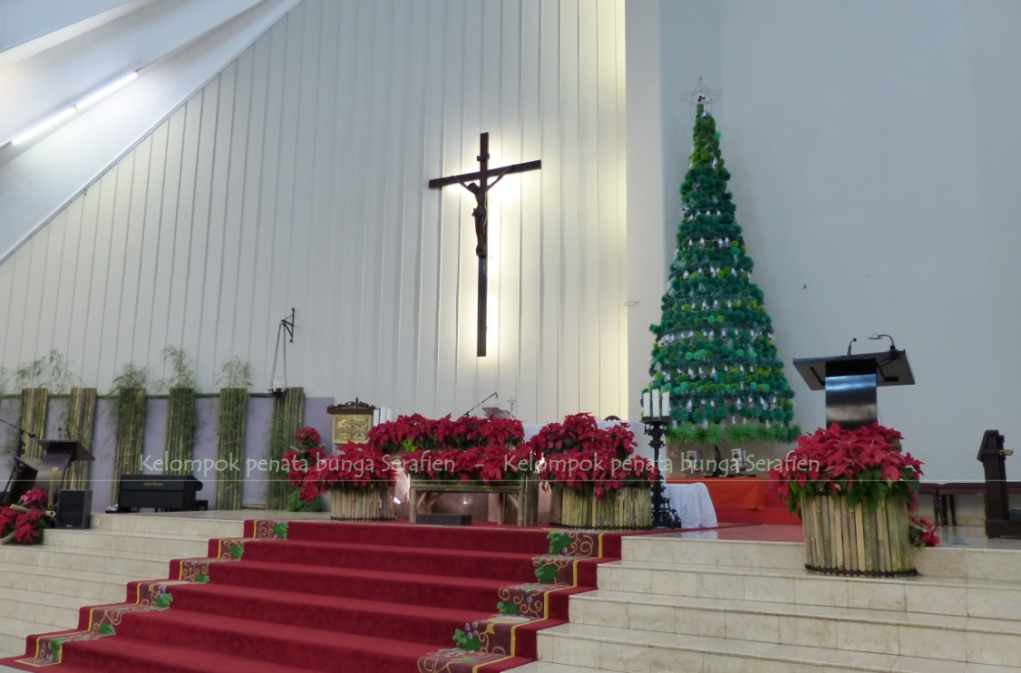 Serafien Perangkai Bunga Liturgis Dekorasi  Natal  dari 