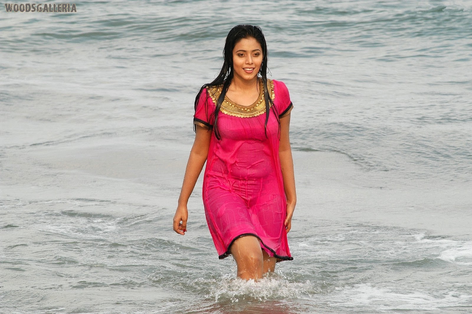 heroine-poorna-beach-hd25.jpg