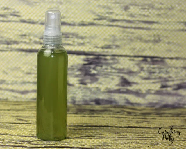 This DIY after sun spray uses essential oils to soothe your skin after being in the sun.  Use this for sunburn relief or to moisturize after being in the sun. This natural recipe has aloe and apple cider vinegar for instant relief. Use this mists after being in the sun this summer. Homemade skin care is easier than you think!  #aftersun #skincare #diy