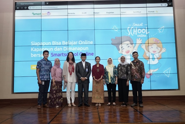 Foto bersama untuk program Tangkas Berinternet"