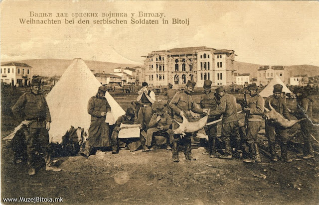 Српските војници во дворот на Офицерскиот дом во Битола го прославуваат Бадник. „Битола за време на Балканските војни“