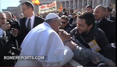 El Papa se baja del jeep para besar a uno de sus fieles