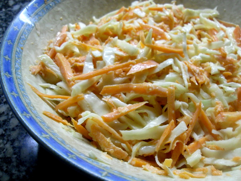 Coleslaw con vinagreta de mostaza, mayonesa y vinagre