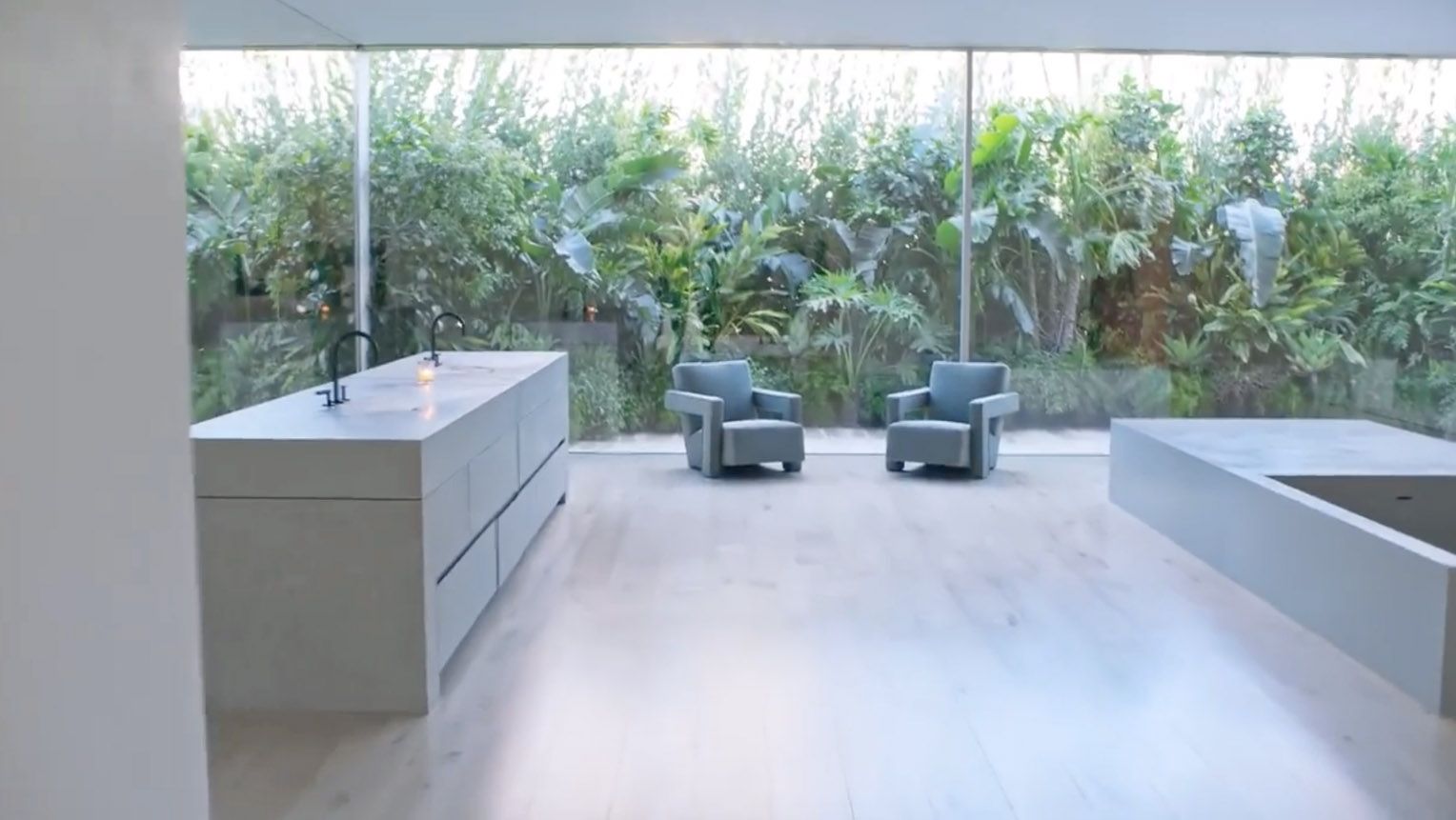 Kanye West and Kim Kardashian. Purezza e Luce nella loro Casa a Los