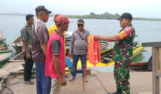 Babinsa Menghimbau Kepada Penambang Ojek Boat Pancung Agar Selalu Melengkapi Boat/Kapal Dengan Life Jacket