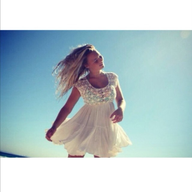 chicas con grandes senos: Ruby-Lee Coffey, guapa surfista