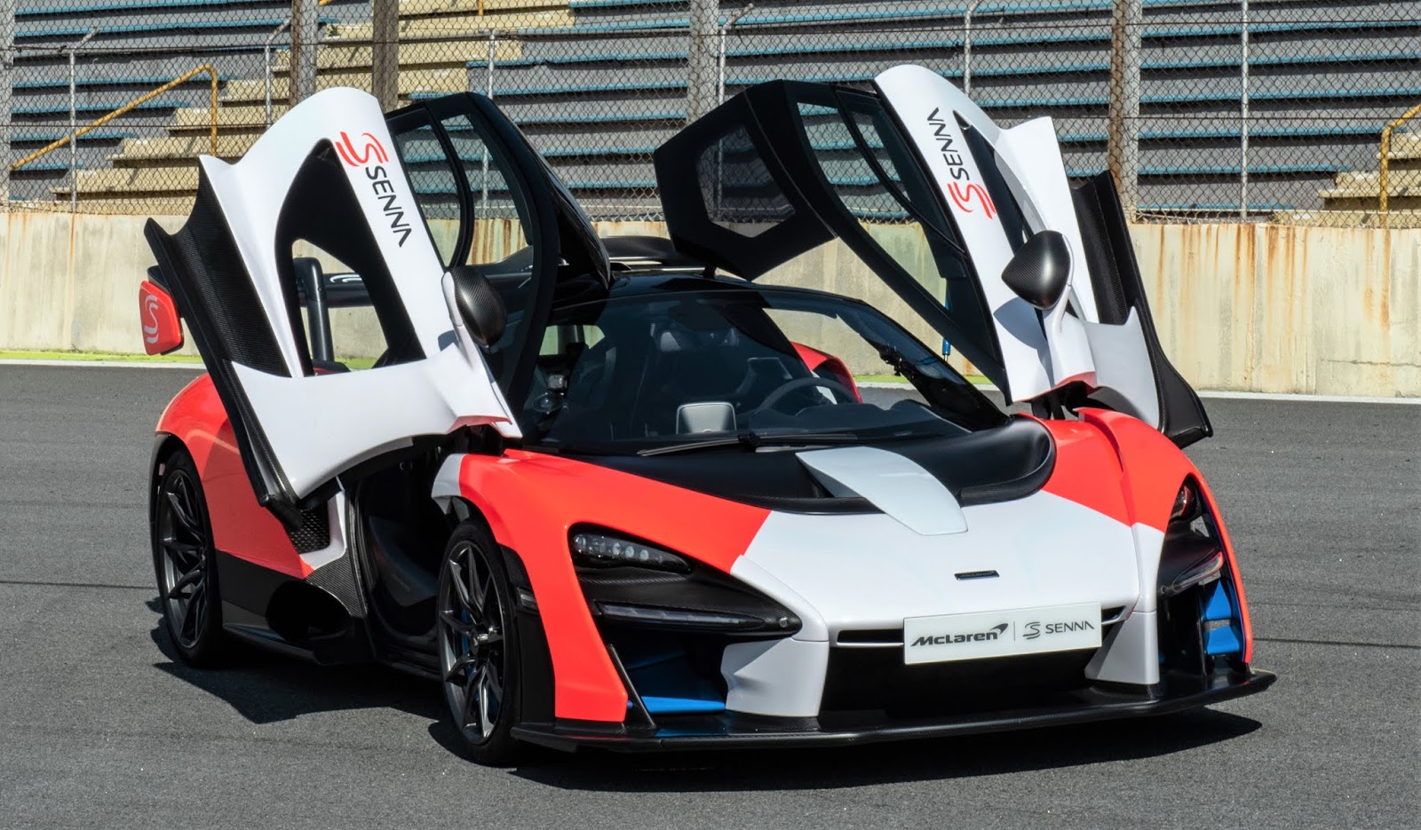 McLaren Senna com as cores da equipe de F1 é destaque em Interlagos