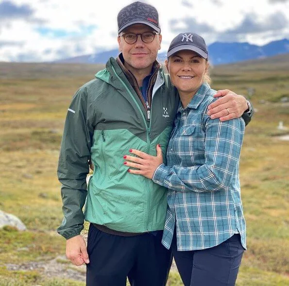 Crown Princess Victoria wore a long-sleeve stretch shirt from Fjallraven. The Jämtland Triangle is one of the most classic and prominent hikes