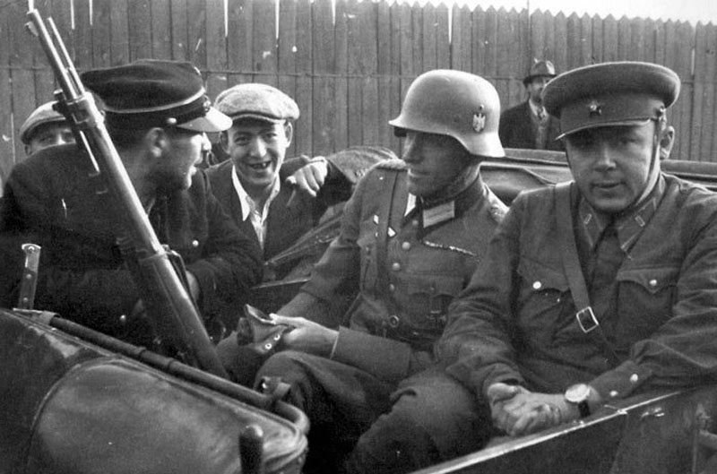Немецкие и советские офицеры в 1939г