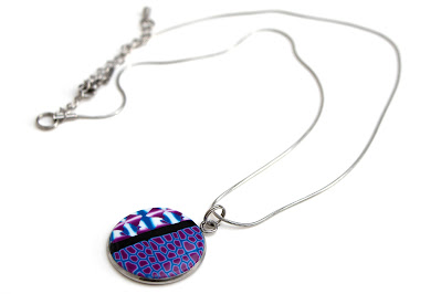 bijoux polymere collier stenna geometrie bleu violet blanc