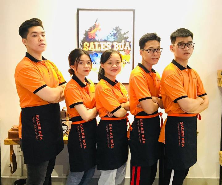 Mẫu đồng phục quán màu cam nổi bật