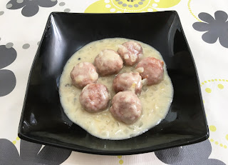 Meatballs in cheese sauce