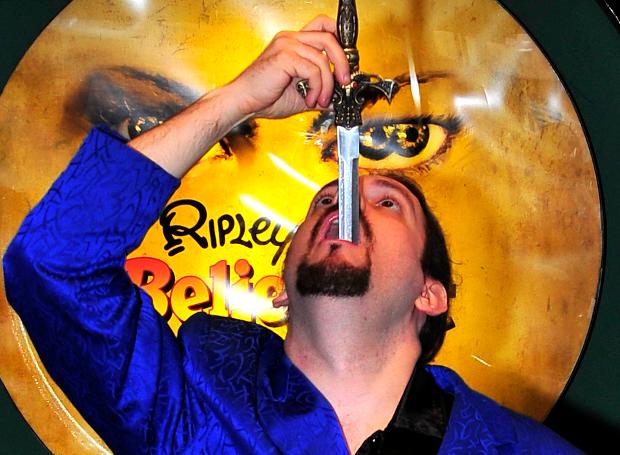 World Sword Swallowers Day - Ημέρα Κατάποσης Σπαθιών