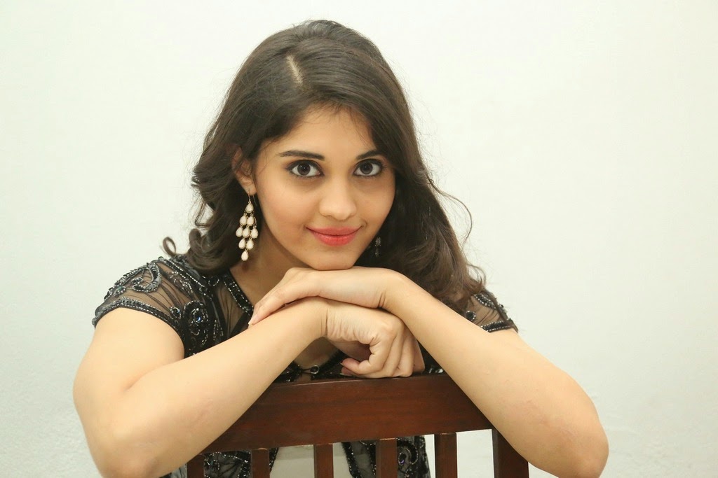[Image: Actress-Surabhi-Latest-Photos-in-Jeans-a...815%29.jpg]