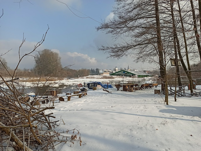 Daszki, ławki, ognisko, wszystko zakryte śniegiem. Jest pięknie.