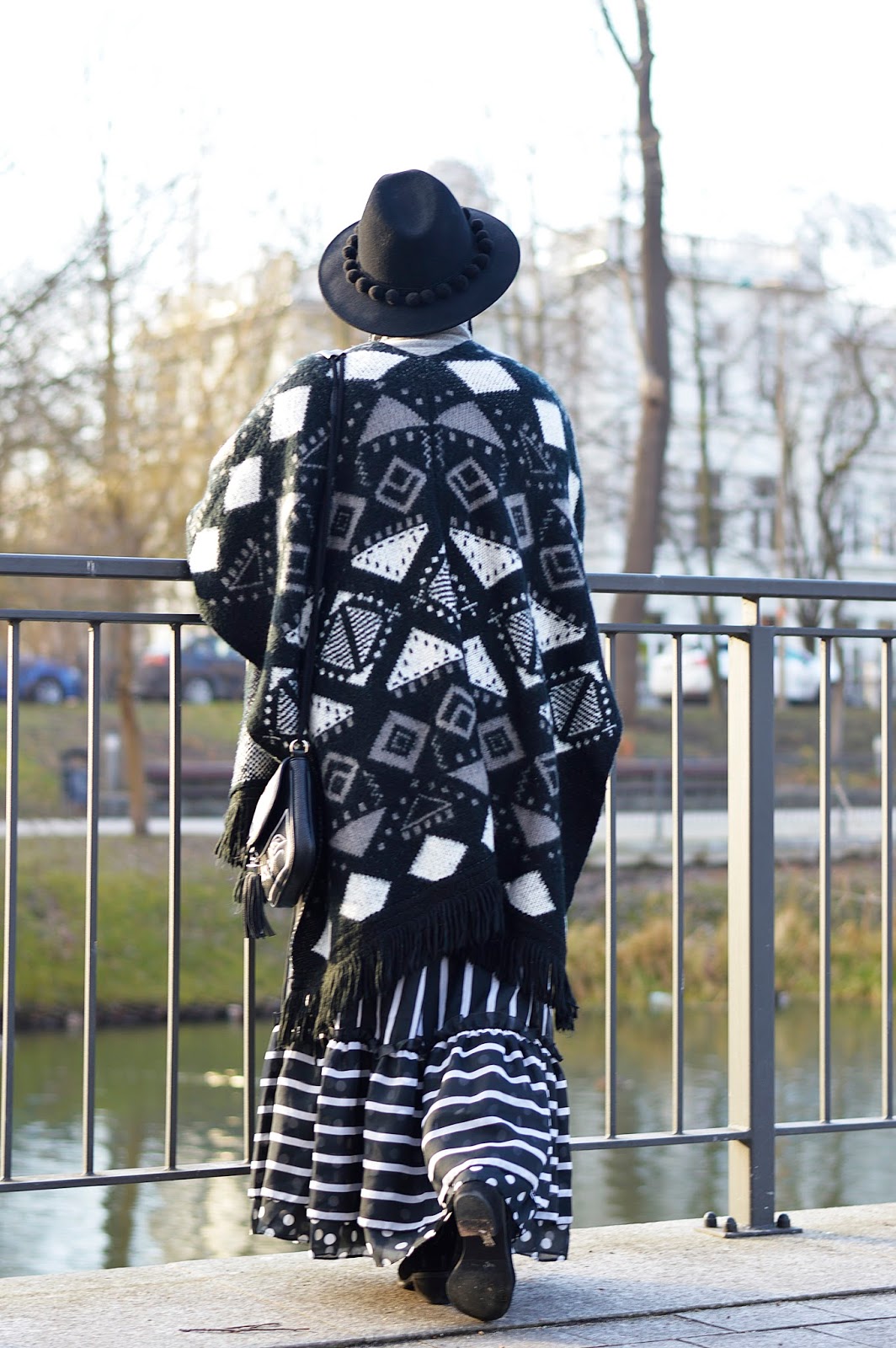 winter style, poncho, black and white fashion 
