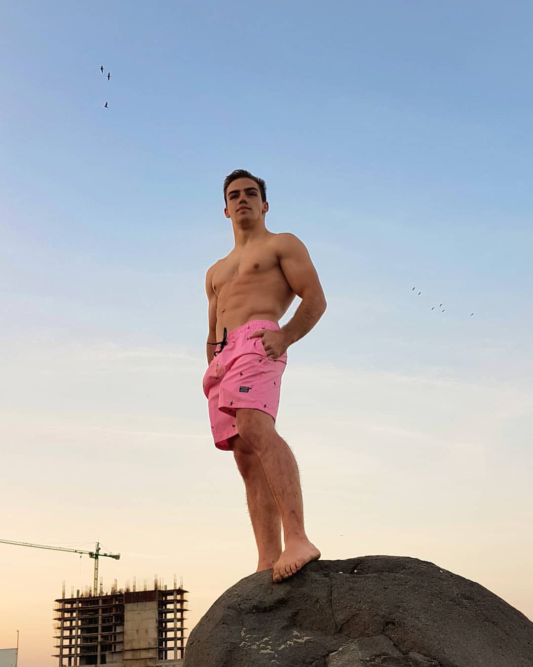 Un ojo espía a Mariano desde lejos