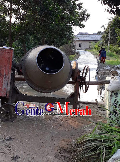 Bersumber APBDes, Pemdes Sri Tanjung Bangun Jalan Rabat Beton