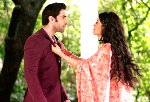 Yeh Rishta Kya Kehlata Hai Naira grabs Aditya's collar