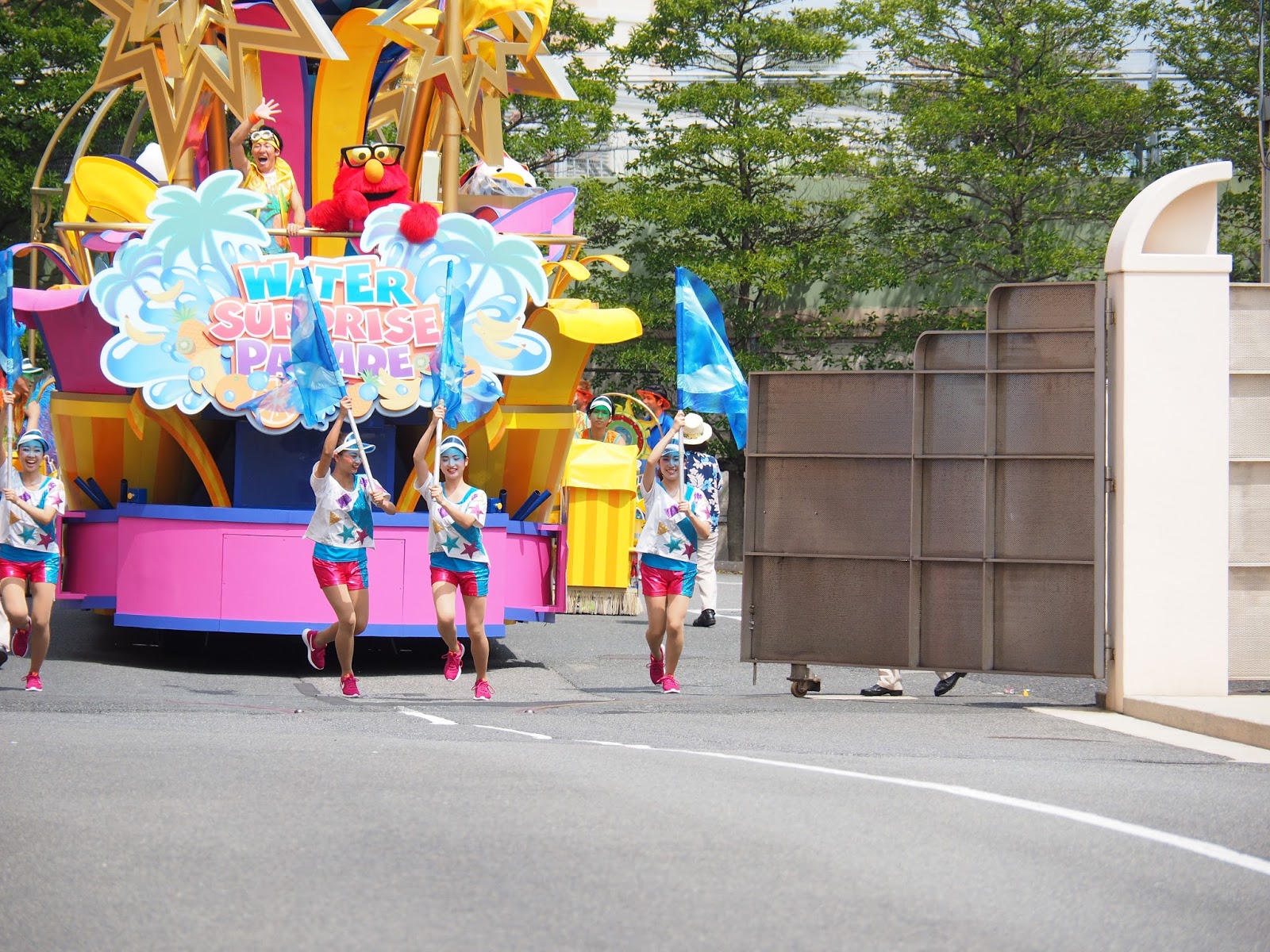 さんぽ倶楽部 ラテちゃん Usj ミニオン ウォーター サプライズ パレード スタート 第1ずぶ濡れ熱狂エリア