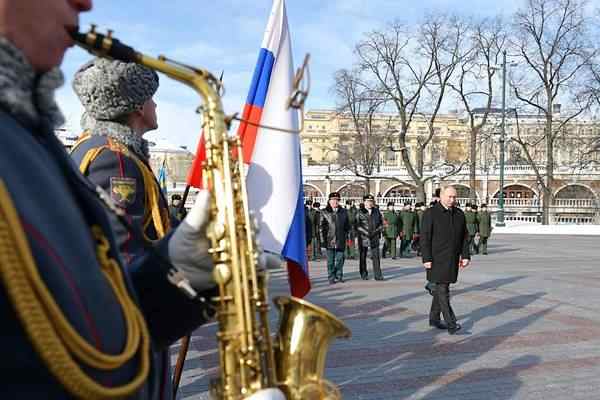 Putin laying wreath at Tomb of Unknown Soldier by the Kremlin Wall