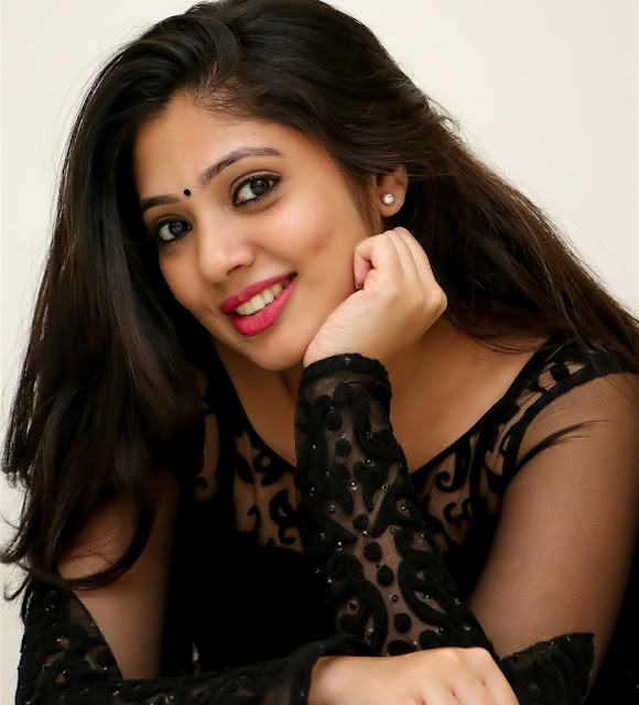 Kettiyolaanu Ente Malakha Actress Veena Nandakumar