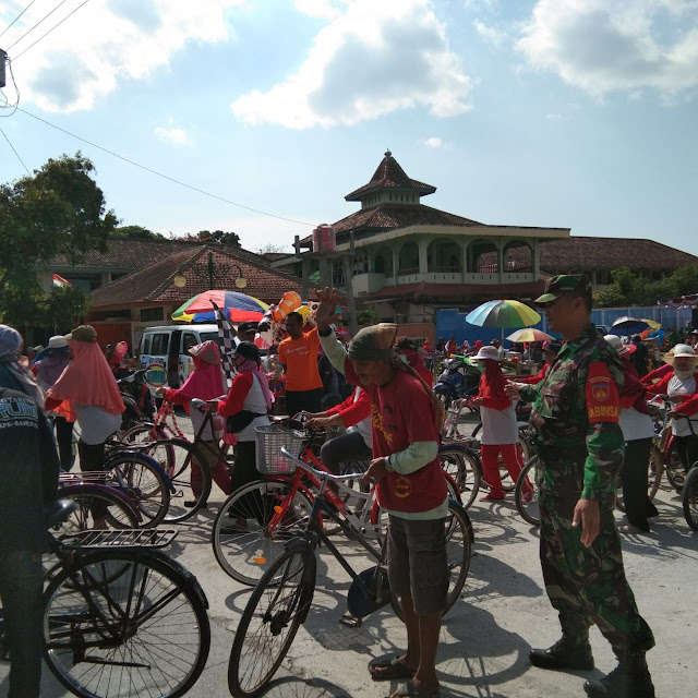 Babinsa Cawas Amankan Sepeda Santai Semarakkan HUT RI ke 74