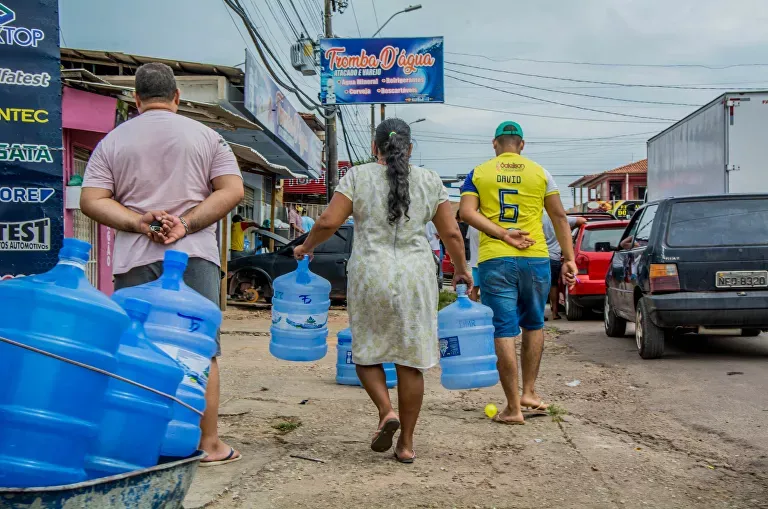 Em Macapá, em meio a um apagão no estado do Amapá, população sofre com falta de água e desabastecimento, em 7 de novembro de 2020