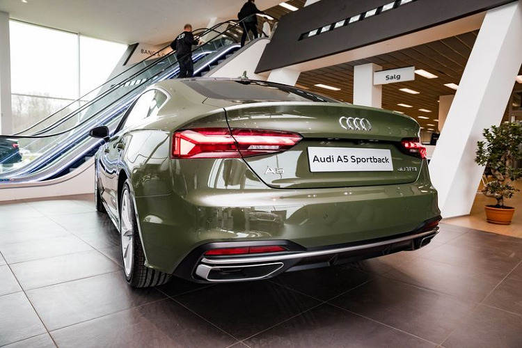 Audi A5 Sportback 2020 lịch lãm với ngoại thất xanh quân đội