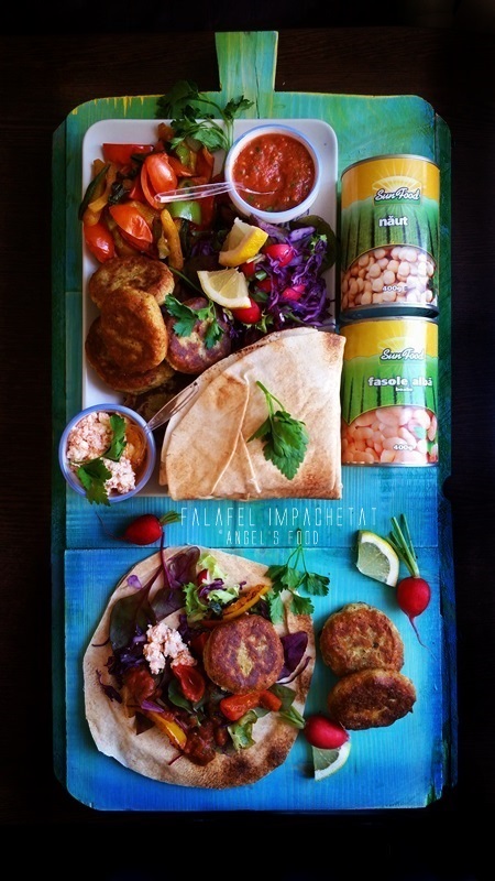 Falafel impachetat in lipie cu legume, sos de rosii, branza si salata