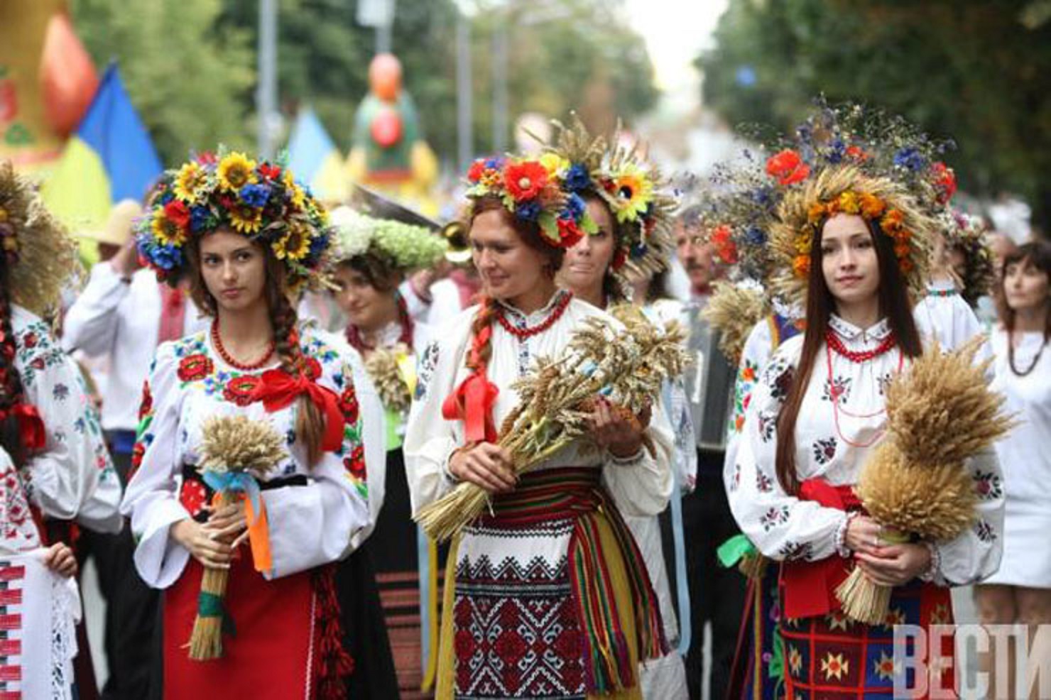 Фото на украинском. Украинский национальный костюм. Украинский народный костюм. Украинская культура. Украина культура и традиции.