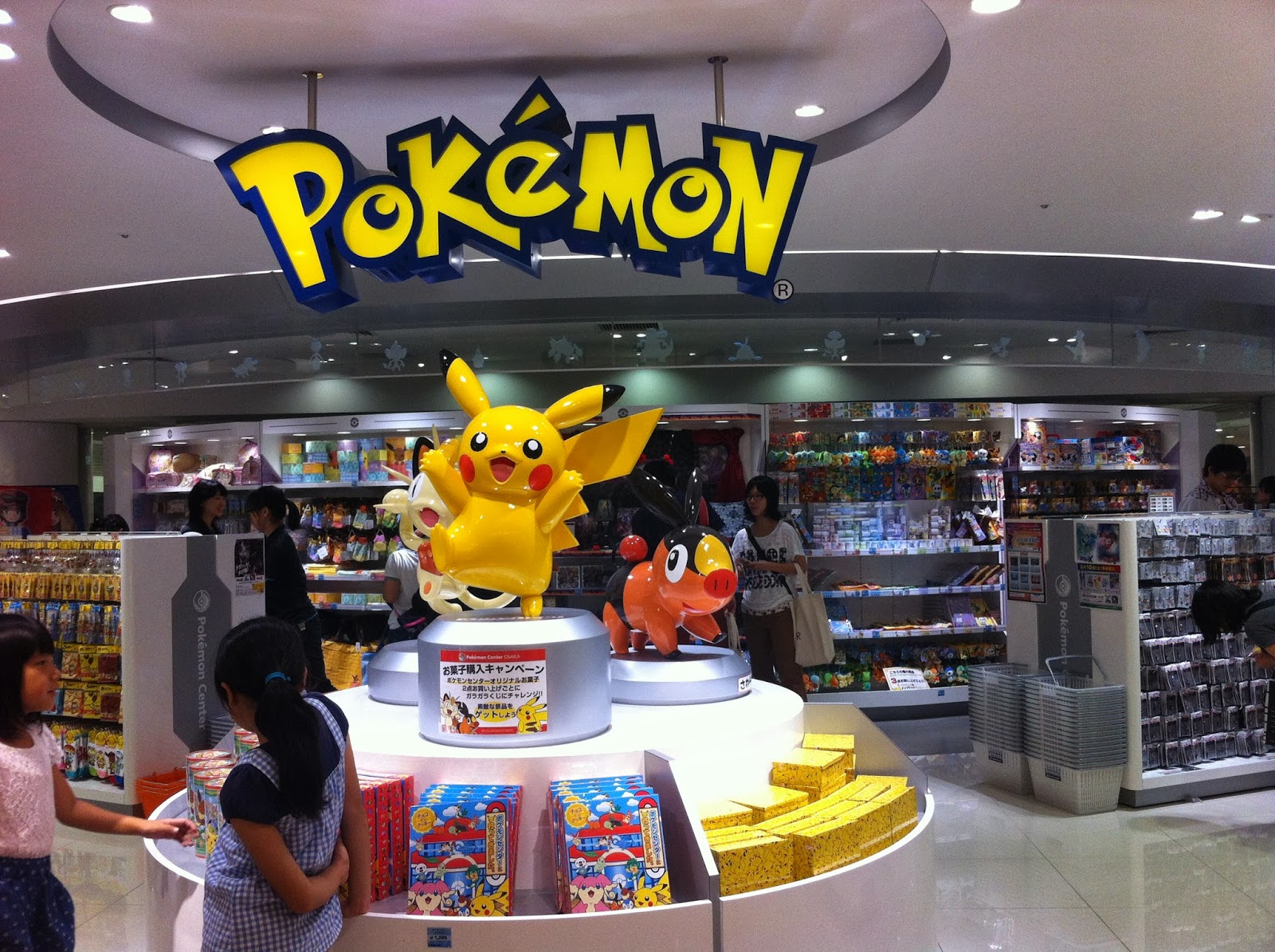Покемон магазин. Магазин покемонов в Японии. Магазин Пикачу. Покемон центр в Японии. Pokemon Center Store.