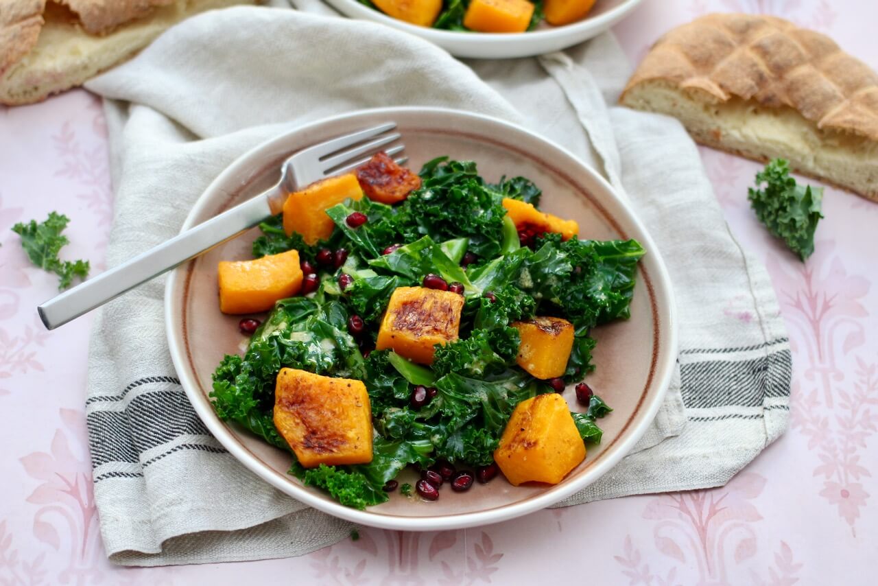 HOME OF HAPPY: GRÜNKOHLSALAT MIT GERÖSTETEM KÜRBIS