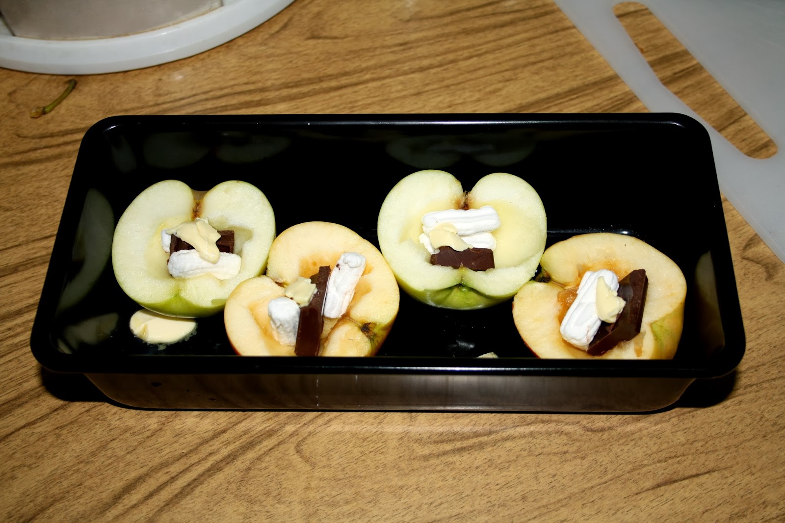 Сколько запекаются яблоки. Запеченные яблоки без кожуры. Запечённые яблоки в духовке на Протвине. Яблоки с творогом запеченные в духовке. Форма для запекания яблок в духовке.