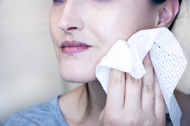 How-To: Nighttime Face Washing Routine with Olay Daily Facials Cleansing Cloths