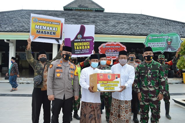 TNI Polri di Demak Sosialisasi Program Di Rumah Saja Sambil Bagi Masker