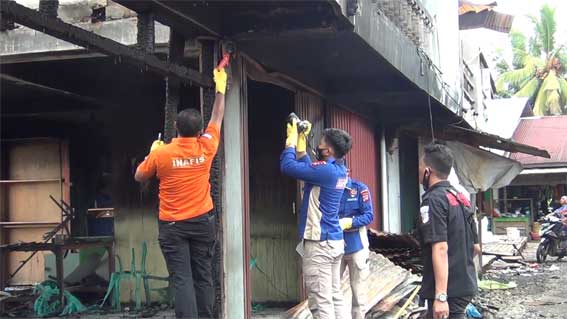 Tim Gabungan INAFIS Polda Sumbar Selidiki Penyebab Kebakaran 6 Ruko di Sitiung