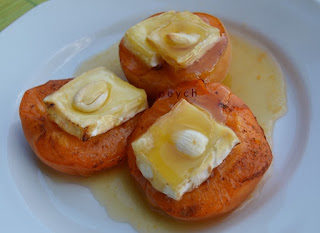 Печени кайсии със сирене Бри