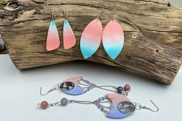 Collection couleurs unies : dégradé rose orangé, blanc et bleu. Boucles d'oreilles en pâte polymère