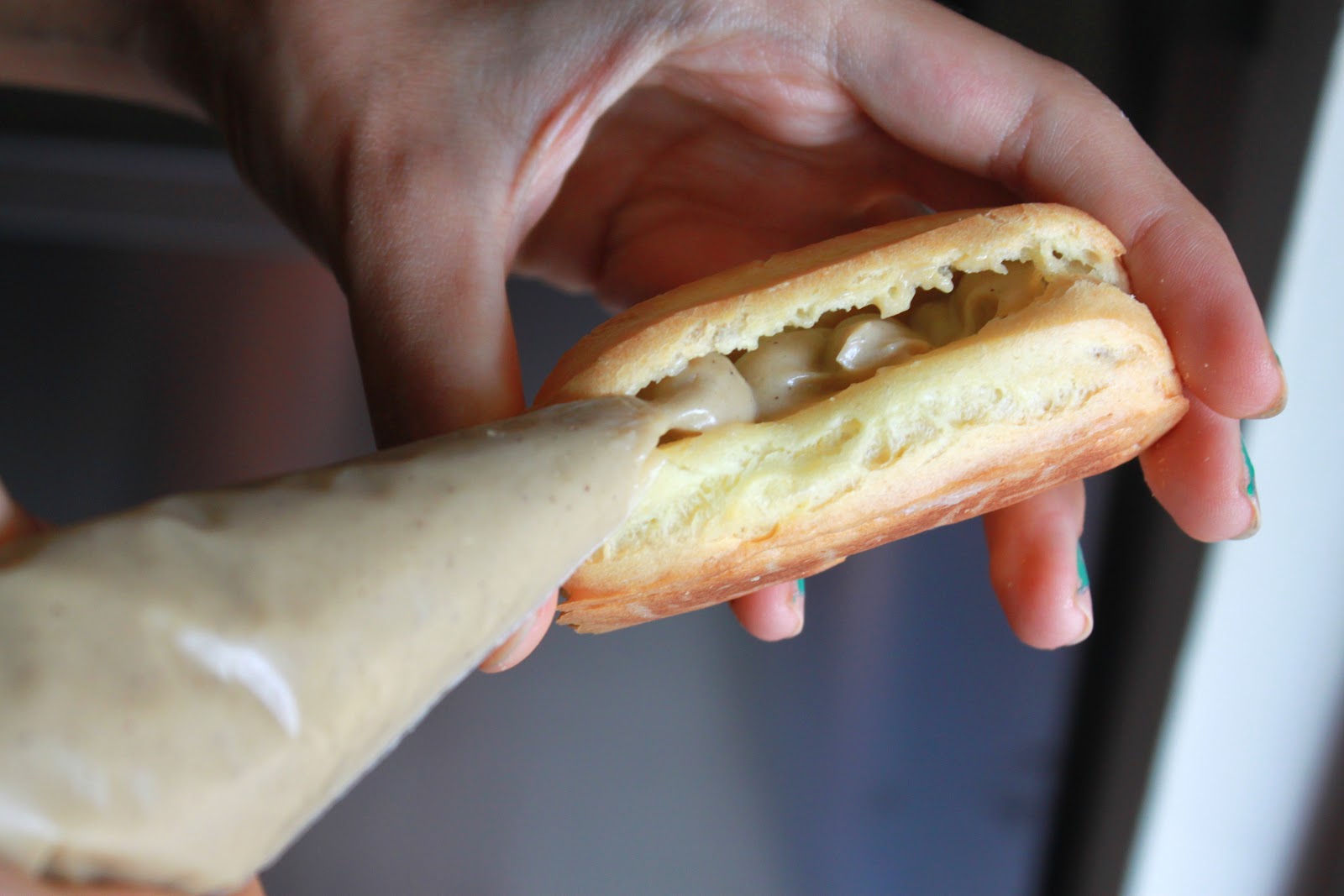 Начинить эклеры кремом