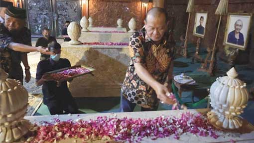 Lanyalla Ziarah ke Makam Pangeran Sambernyawa dan Presiden Soeharto