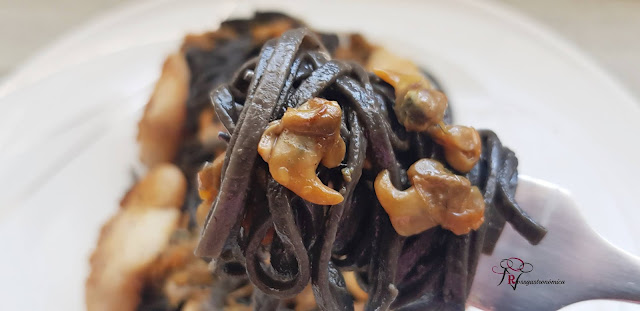 Tagliatelle negro con fruto de mar Tagliatelle negro con fruto de mar