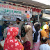 Muspika Mumbulsari Bagikan Sayur dan Tata Stand Pasar, Cegah Meluasnya Penyebaran Covid 19