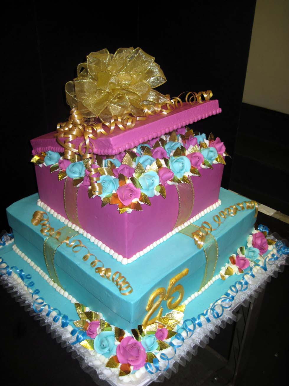 Hansen's Cakes It's always fun here at Hansen's Cakes!