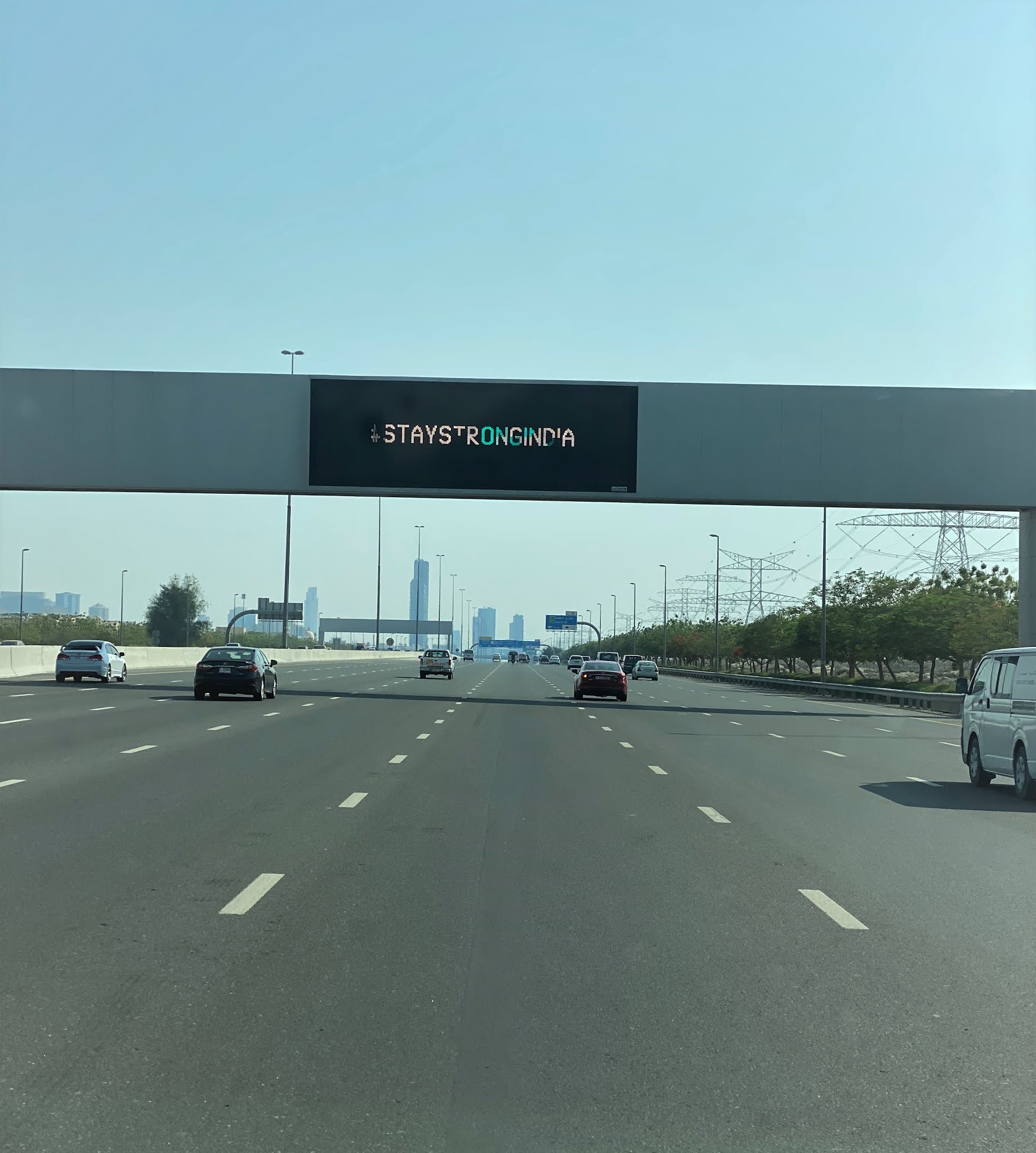 شوارع الإمارات تدعم الهند في مواجهة "كورونا" بحملة "ابق قوية"