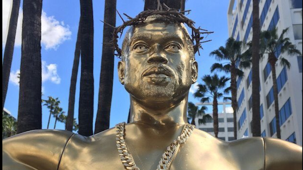 Estatua de Kanye West crucificado aparece a una cuadra de donde serán los Oscar