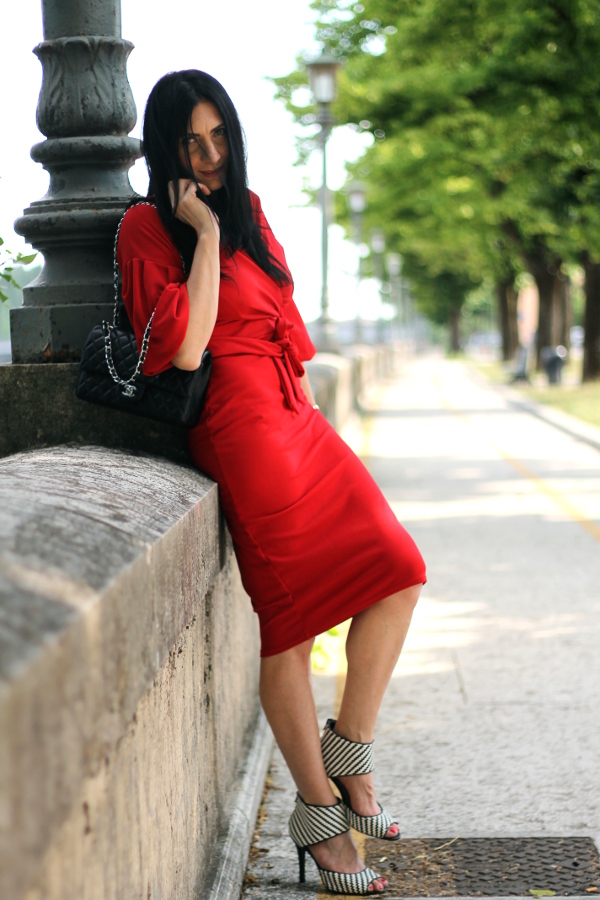 abito rosso, red dress, vestito elegante, outfit sensuale, outfit elegante, outfit in rosso, themorasmoothie, influencer, influenceritaliana, 40fashionblogger, fashionbloggerover40, fashionbloggeritaliana