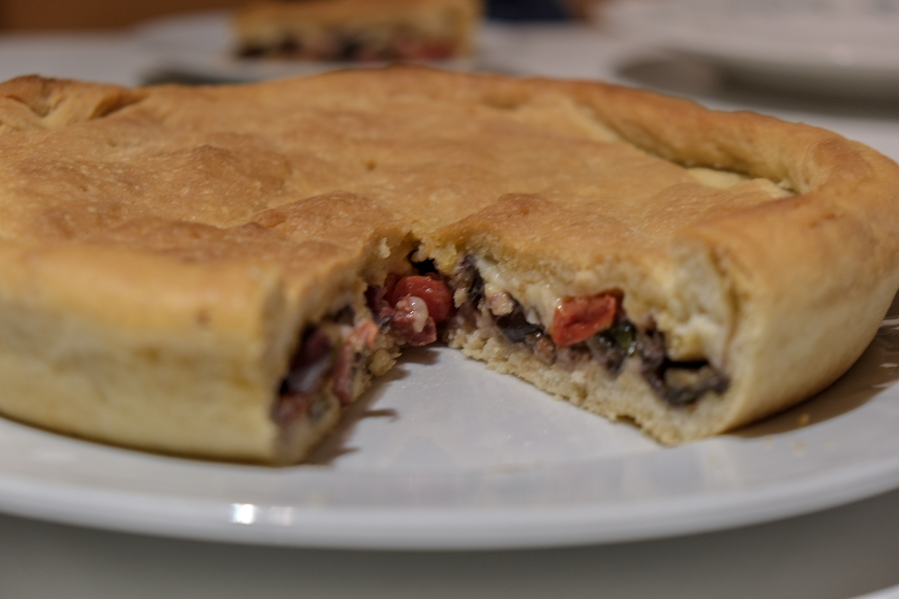 Tiella di Gaeta alle melanzane Seduti