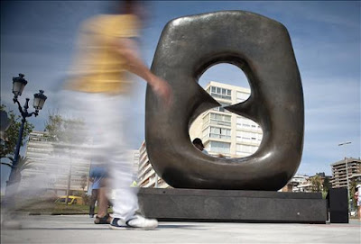 http://www.canalpatrimonio.com/la-obra-de-henry-moore-se-asoma-al-mar-en-santander/