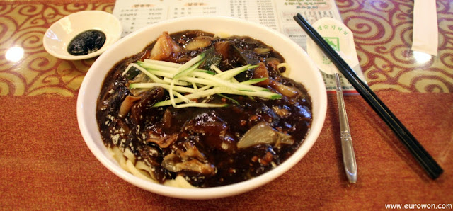 Jjajangmyeon, plato típico de los restaurantes chinos en Corea